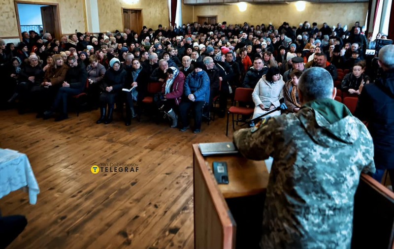 Un sat din vestul Ucrainei nu vrea să-și trimită oamenii pe front. Femeile se opun reprezentanților armatei: „Nu-ți dăm băieții!”