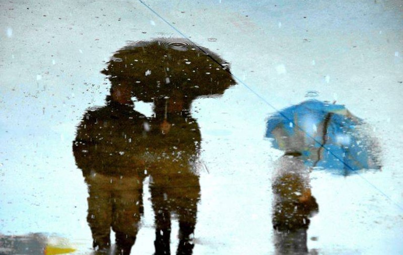 INFORMARE METEO pentru weekend: averse, DESCĂRCĂRI ELECTRICE, vânt şi GRINDINĂ!