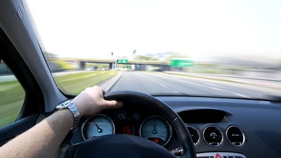 barbat-masina-viteza-autostrada-vitezometru