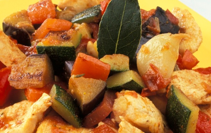 REŢETĂ: Pui cu sos şi legume
