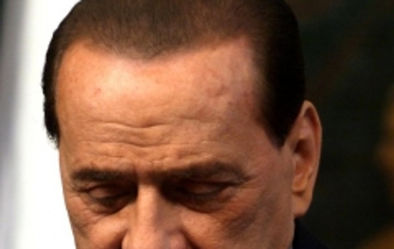 Berlusconi dă in judecată cotidianul care a publicat fotografii compromiţătoare