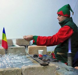 Globurile sunt vospite, pictate și decorate manual