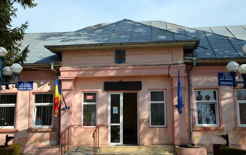 Poliția și DSP-ul, alungate dintr-o primărie din Vrancea. Primarul, viceprimarul și secretara nu purtau mască