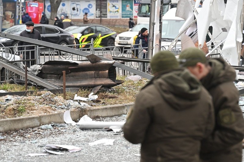 Rămășițele unei rachete căzute în Kiev. FOTO: Profimedia