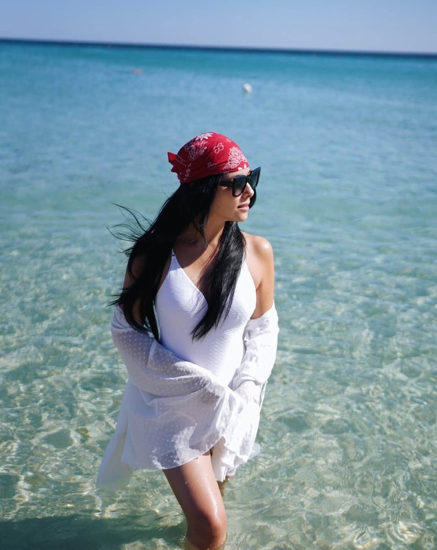 Corina Caragea, apariție spectaculoasă în costum de baie. Cât a plătit pentru două șezlonguri, în Puglia, Italia. „Veniți oricând, dar evitați iulie și august”