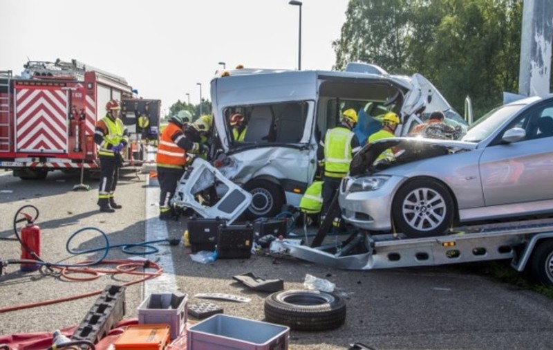 Microbuz cu români, implicat într-un accident grav în Belgia. Unul a murit și alți patru au fost răniți