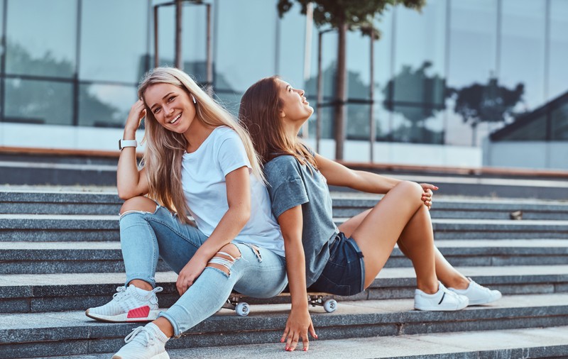 Vara aceasta se poartă confortul cool: sneakersii care transformă orice ținută într-un statement urban