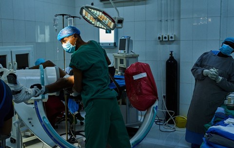 Povestea chirurgului care a ținut în viață un spital din Sudan chiar în prima linie a războiului