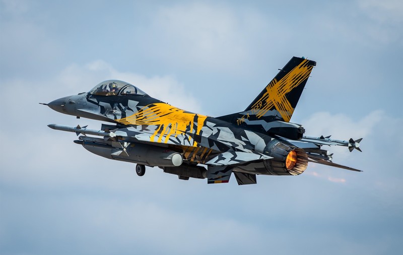 Încă șase avioane de luptă F-16 olandeze vor sosi în România în următoarele luni, anunță ministrul apărării