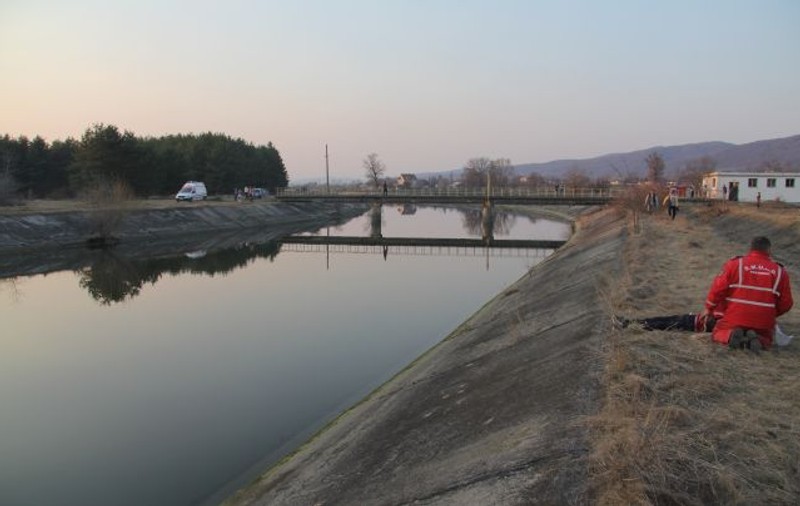 Autoturism căzut într-un canal al lacului de acumulare Zigoneni. Șoferița este în stop cardiac