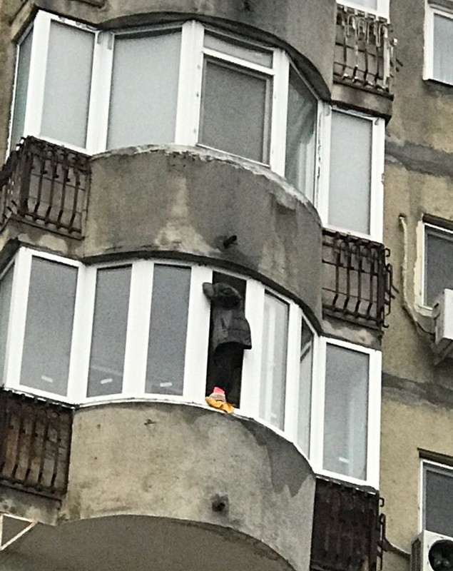 FOTO & VIDEO / Salvare spectaculoasă a unei femei care amenința cu sinuciderea, într-un bloc din București