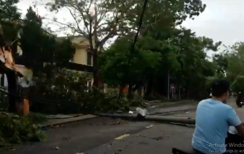 VIDEO | Cel puțin șase morți și peste 100 de răniți, după ce furtuna Noul a lovit coasta centrală a Vietnamului