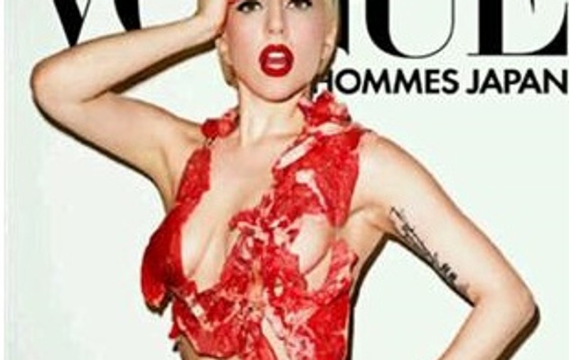 Lady GaGa îmbrăcată în bucăţi de carne, pe coperta revistei Vogue