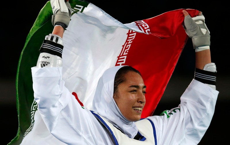 Nadia de Iran: singura medaliată olimpică din istorie a fugit din țară și pozează fără valul islamic