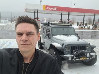 Jeep-ul lui Alex pe care l-a vândut pentru a face bani de drumul spre SUA
