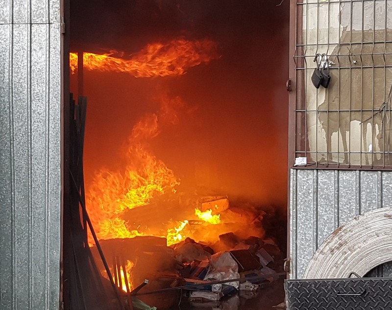 UPDATE/ Incendiul izbucnit la un depozit din Vaslui a fost stins (FOTO&VIDEO)