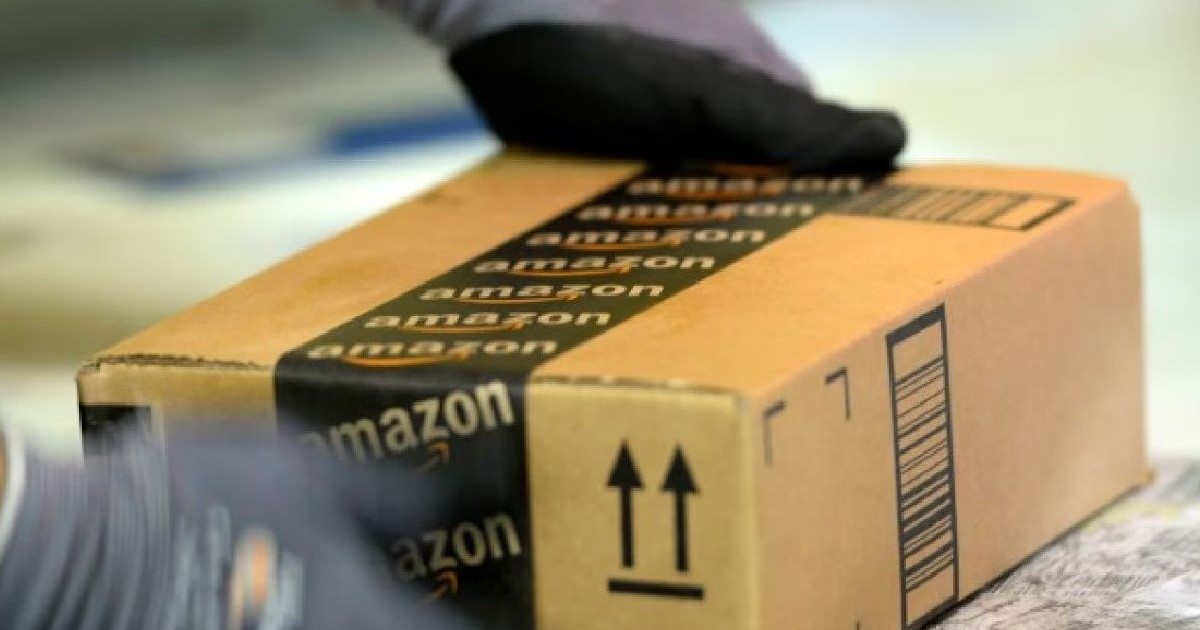 Un colet Amazon este manipulat de cineva care poartă mănuși