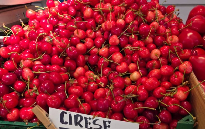 Unde cumperi în București cireșe și căpșuni abia culese, direct de la producătorii români. Festivalul celor mai râvnite fructe ale verii ajunge în Capitală