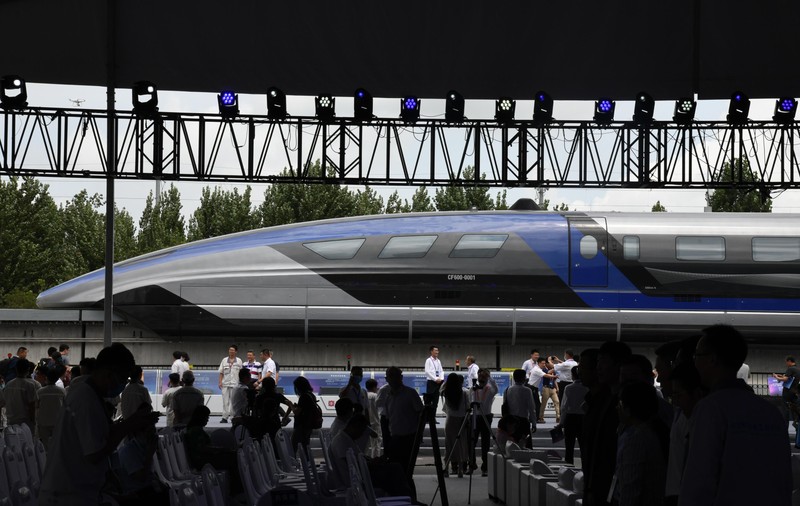 Cum arată trenul care „levitează” deasupra căii ferate, prezentat de China. Vehiculul atinge 600 km/h