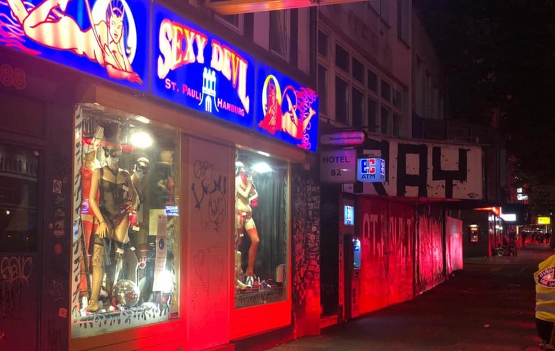 Poliția a oprit petrecerea cu peste 60 de persoane organizată de un fotbalist german în magazinul său de jucării sexuale