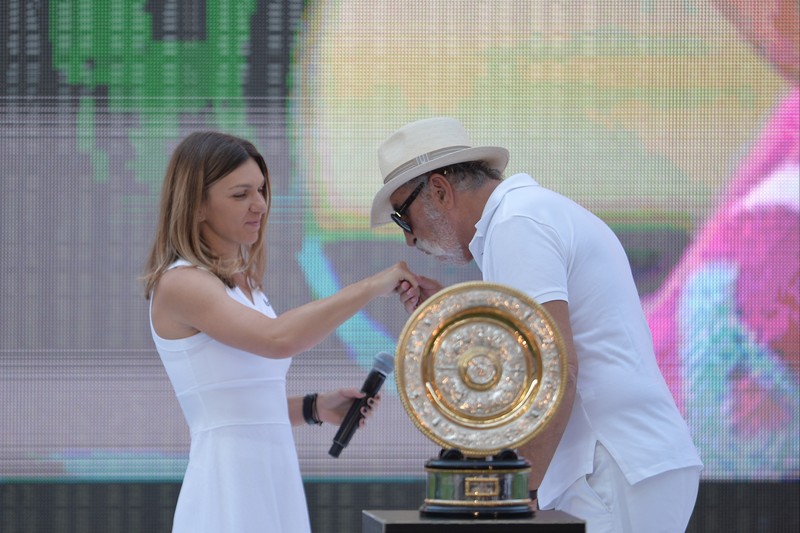 Simona Halep, felicitată de Ion Țiriac, în timpul ceremoniei de prezentare a trofeului de la Wimbledon, de pe Arena Națională, 17 iulie 2019 | Foto: Hepta / Mediafax