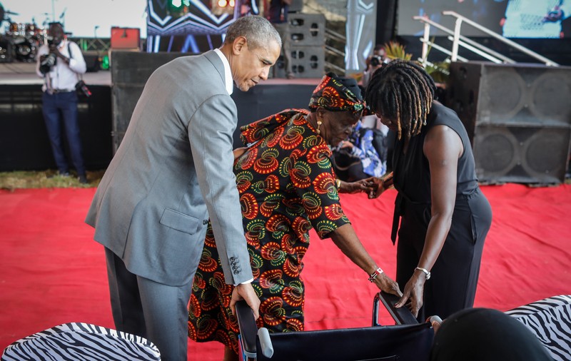 VIDEO| Obama a mers în vizită în Kenya și și-a luat bunica la dans