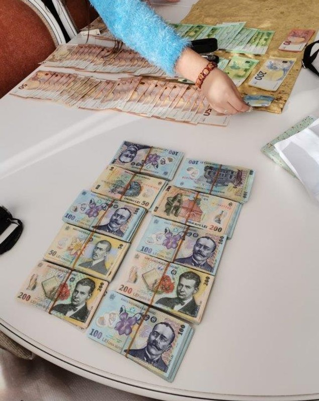 Cum funcționa rețeaua care elibera fraudulos permise auto la Suceava. Prețul unui permis: până la 6.000 de euro. Imagini cu mita găsită de procurorii DNA