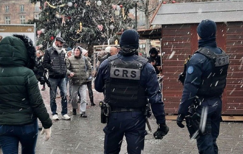 Un bărbat terorizează târgul de Crăciun dintr-un oraș din Franța: a furat în fiecare zi globurile roșii din copaci, iar acum scoate plantele din ghivece
