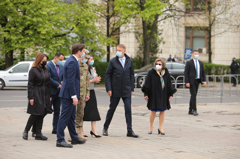 Klaus Iohannis, în vizită la centrul de vaccinare din Piața Constituției | foto: Dumitru Angelescu