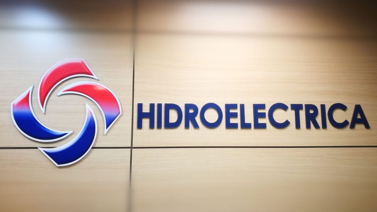 O ușă de lemn maro deschis pe care se vede sigla și numele companiei Hidroelectrica
