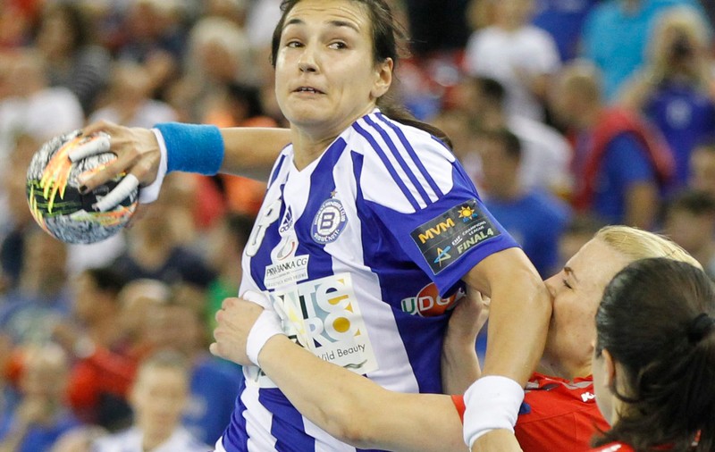 Liga Campionilor la handbal feminin. Prea mici pentru un război atât de mare. CSM Bucureşti a fost bătută, acasă, de campioana Europei, Buducnost. Cristina Neagu, cea mai bună de pe teren