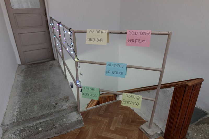 Urări în mai multe limbi, pe holul Centrului de Tineret din Teișani