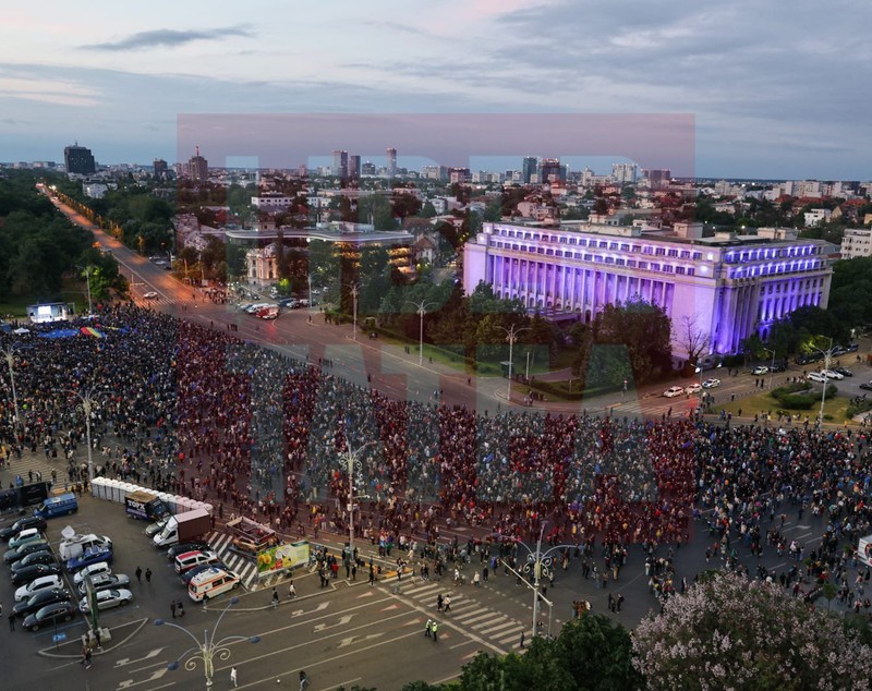 Miting pro Europa în București de Ziua Europei pentru susținerea apartenenţei la UE. Lumea a cântat „Imnul golanilor” și „Insieme”. Câți oameni au fost