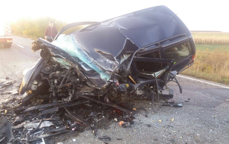 FOTO&VIDEO/ Bilanțul accidentului de pe DN2E a crescut la 5 morți. Un preot, sora, cumnatul şi unul din copiii acestuia au murit în accident