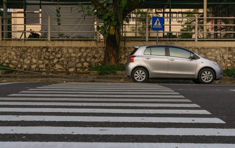 Amenzi mai mari pentru oprirea sau staționarea lângă trecerea de pietoni. Ce prevede Codul Rutier 2025