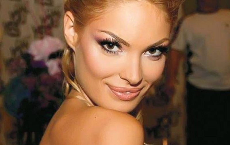 IATĂ CE FACE VALENTINA PELINEL CA SĂ AIBĂ TENUL PERFECT!