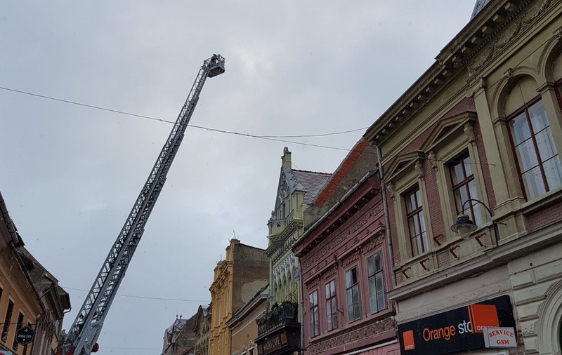 Un bărbat a murit carbonizat în urma unui incendiu în Brașov. A adormit cu lumânarea aprinsă/ FOTO