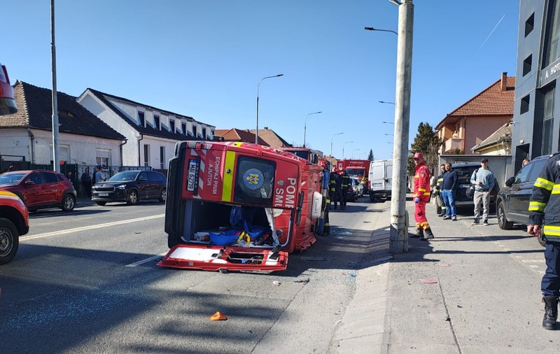 O ambulanță SMURD, cu șase persoane la bord și aflată în misiune, a fost implicată într-un grav accident rutier în Sibiu: a fost activat Planul Roșu