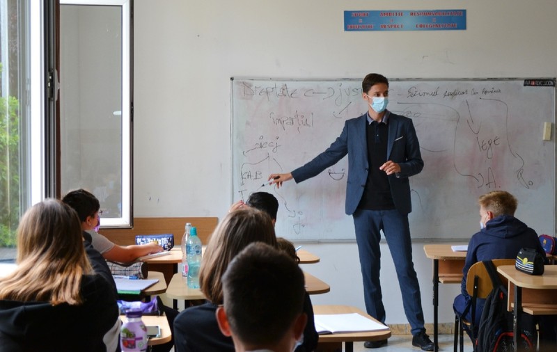 Viața unui profesor debutant la sat: joacă fotbal cu elevii și îi învață despre justiție. „Copiii pot și vor, trebuie doar motivați”