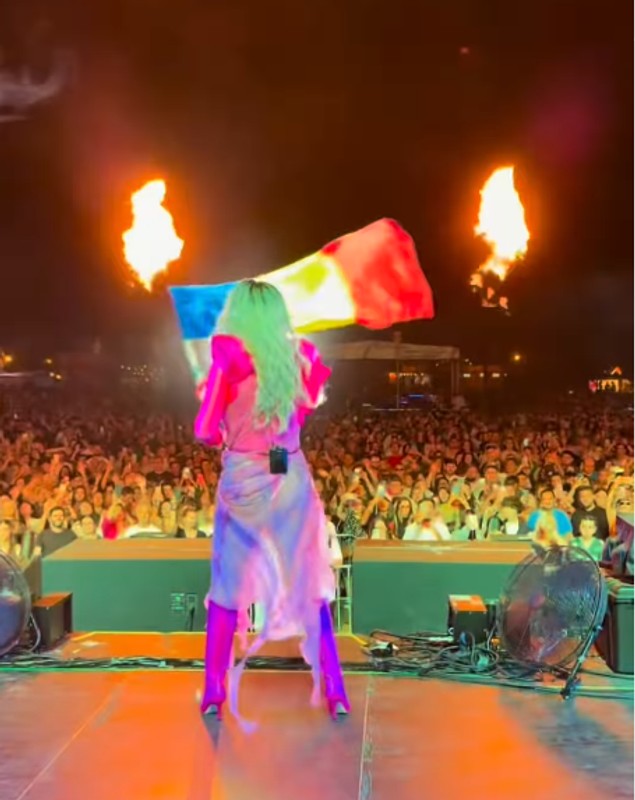 Imagini cu Loredana Groza pe scena din Bacău. Artista și-a etalat ținuta sumară la Festivalul Young Island