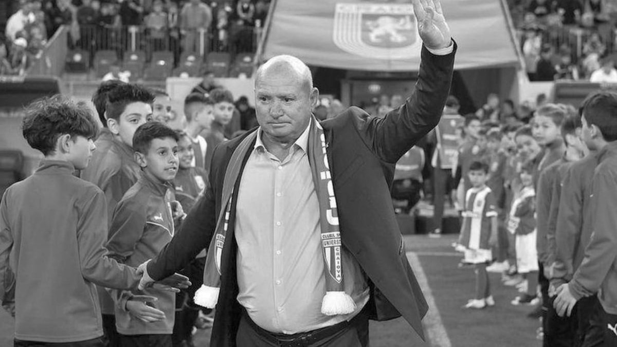 Fotbalistul Nicolae Ungurenu, pe stadionul din Craiova, după un meci