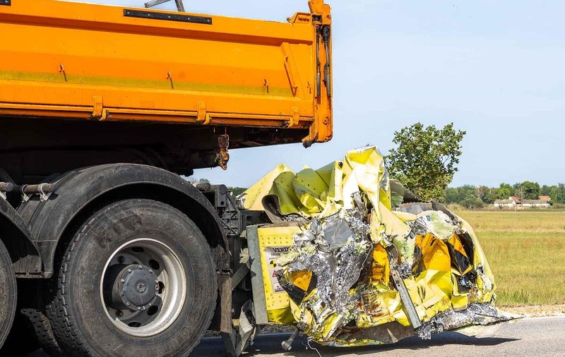 Șofer român de TIR, scăpat miraculos cu viață dintr-un accident violent. Cabina a fost distrusă complet pe o autostradă din Ungaria
