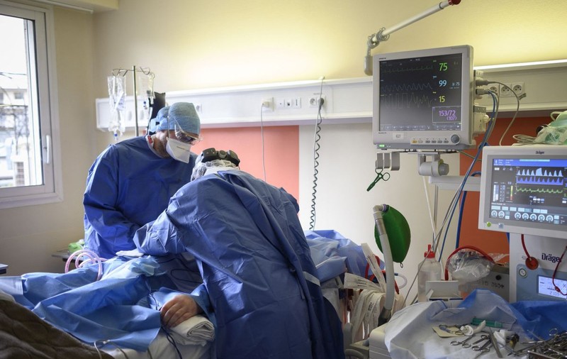 Primul pacient care s-a infectat cu COVID-19 și gripa porcină în același timp. În ce stare e