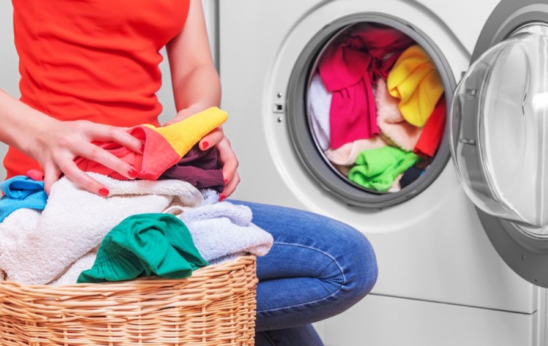 Cum să speli rufele colorate ca să-şi păstreze strălucirea
