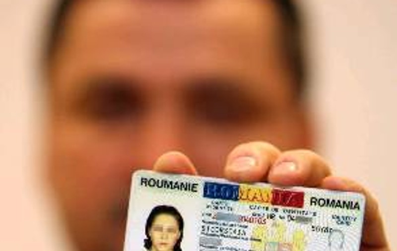 Din vară, românii ar putea avea buletine cu cip şi amprentă