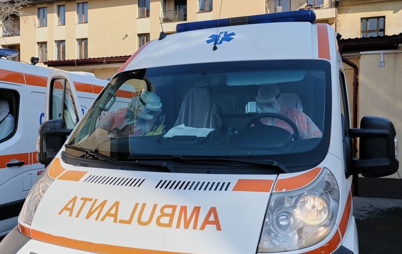 O femeie din Vrancea a ajuns în comă la Iași după ce a fost transportată 200 km cu o ambulanță fără medic, deși era grav bolnavă