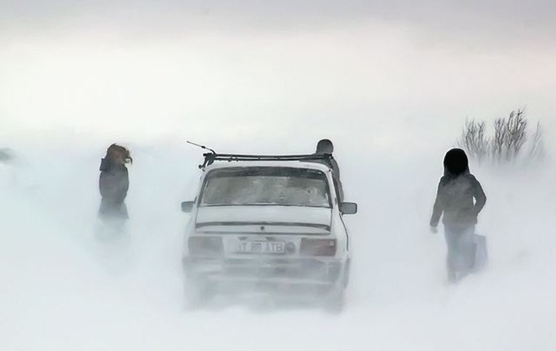 Viscolul a lovit din nou câteva judeţe din Moldova. Zeci de oameni sunt blocaţi, iar un bărbat e de negăsit