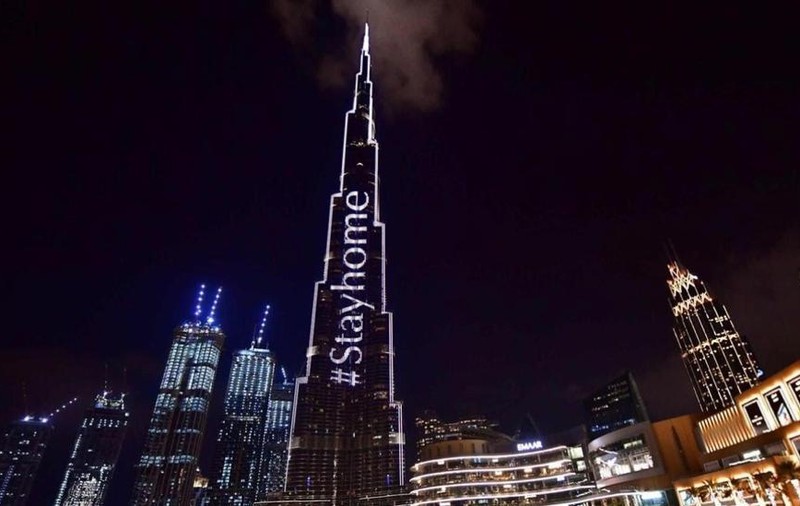 Pandemia, combătută în stilul șeicilor. În Dubai, străzile sunt dezinfectate cu dronele și mesajul „Stați acasă” este proiectat pe Burj Kalifa