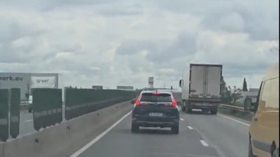 Șoferul unui SUV nu a permis ambulanței aflate în misiune să îl depășescă. Foto Captură video