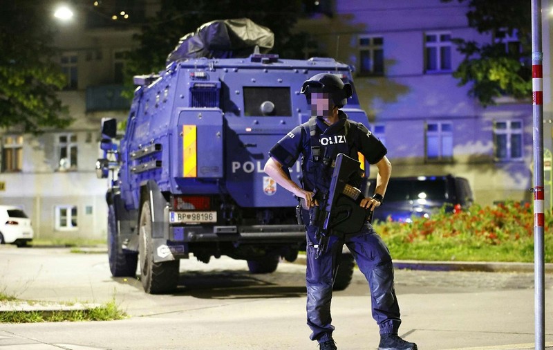 Bărbat ucis în balconul casei sale de lunetiștii poliției, în Viena, după ce a amenințat agenții cu o replică a unei mitraliere Kalashnikov